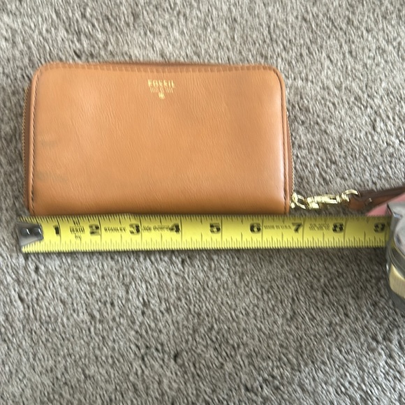 Cute Tan Fossil wristlet/wallet. - Picture 6 of 10